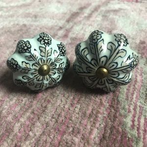 Vintage style porcelain door handles